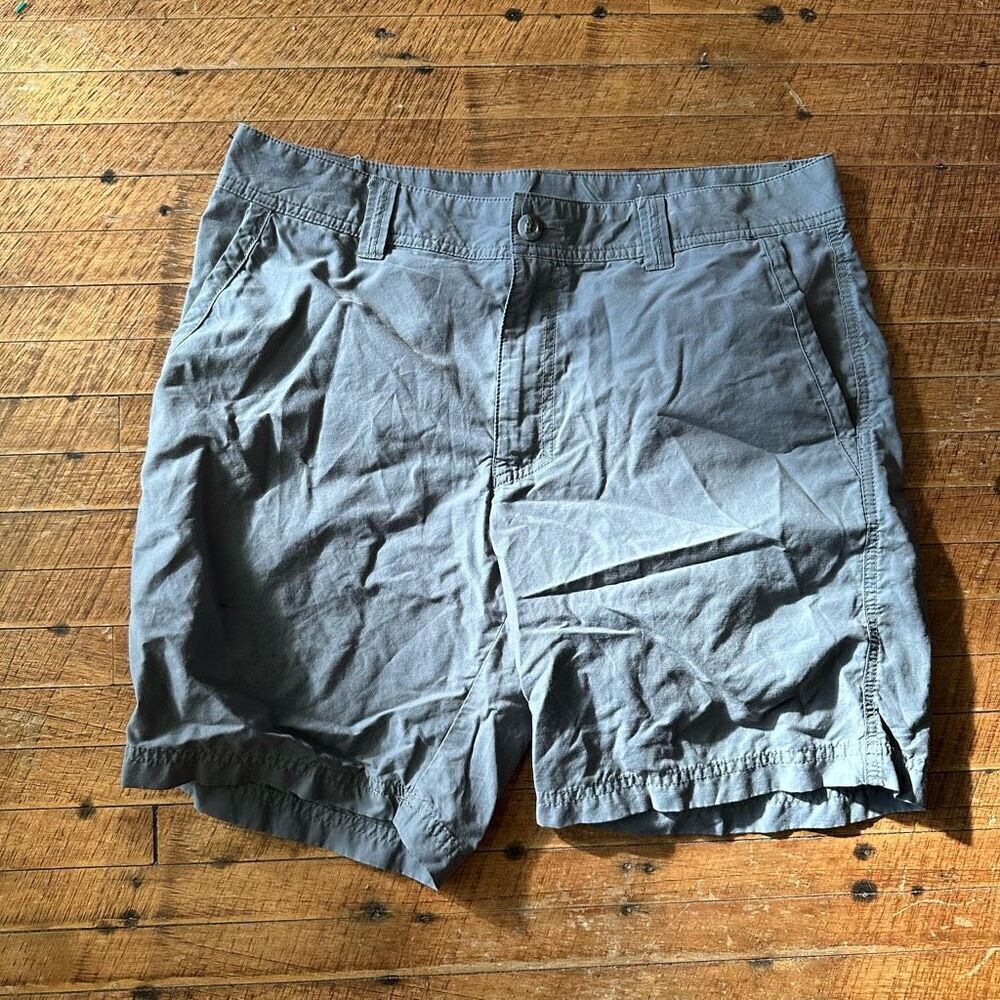 Columbia gray gorpcore size 32 normcore longer length shorts